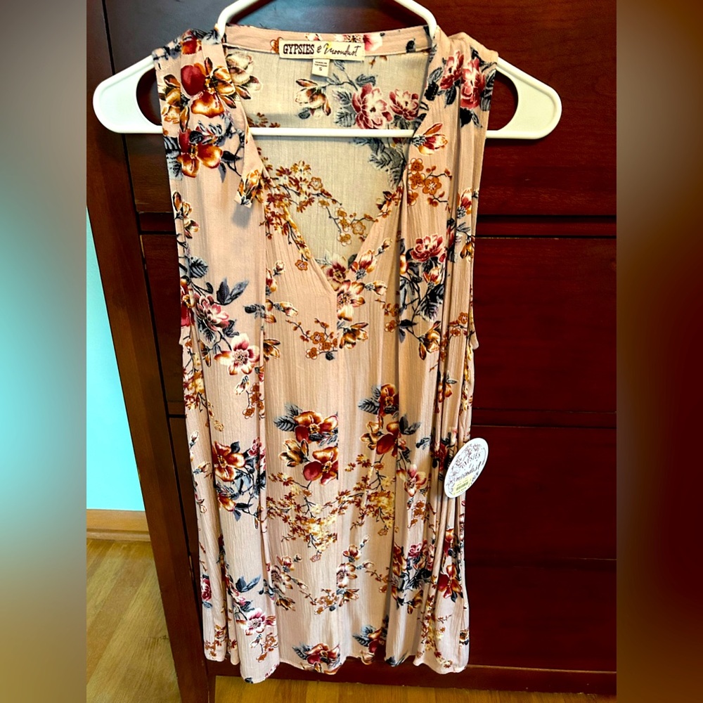 Women’s tank, new with tags. Size small.